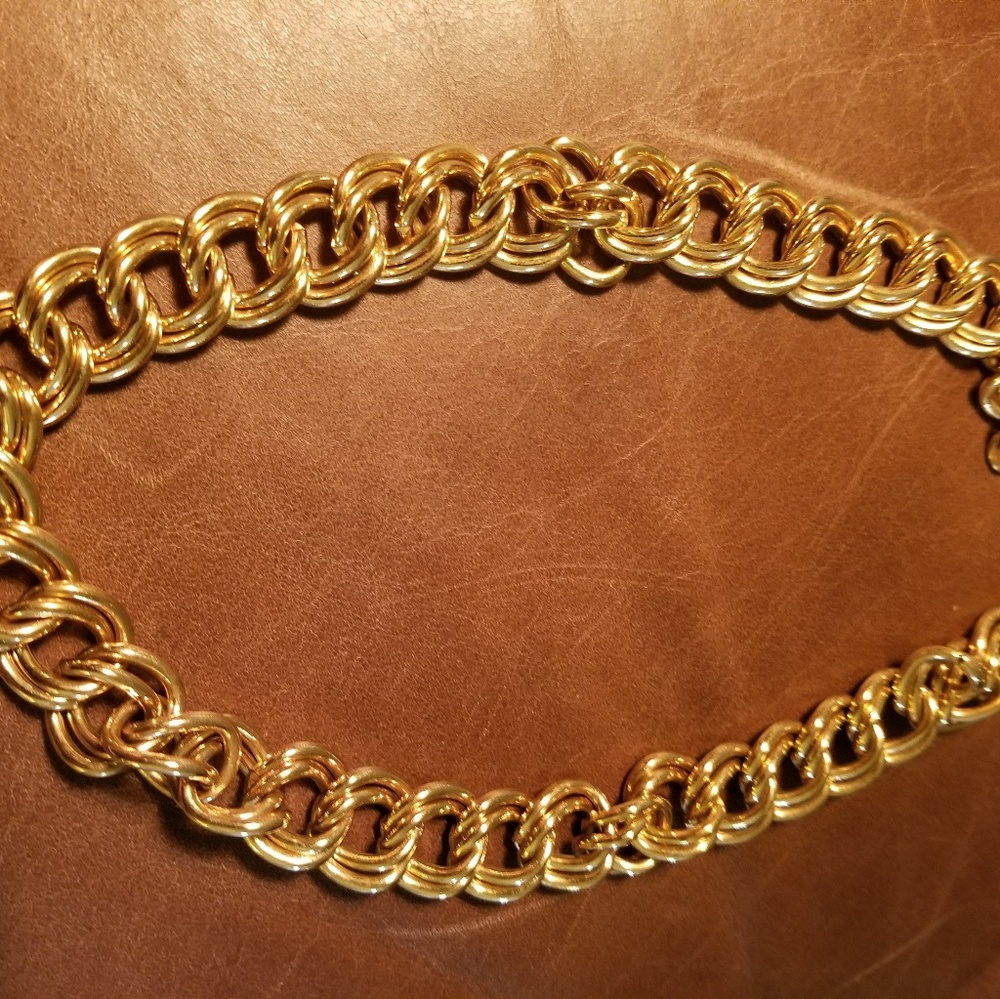 Elegant gold chain necklace